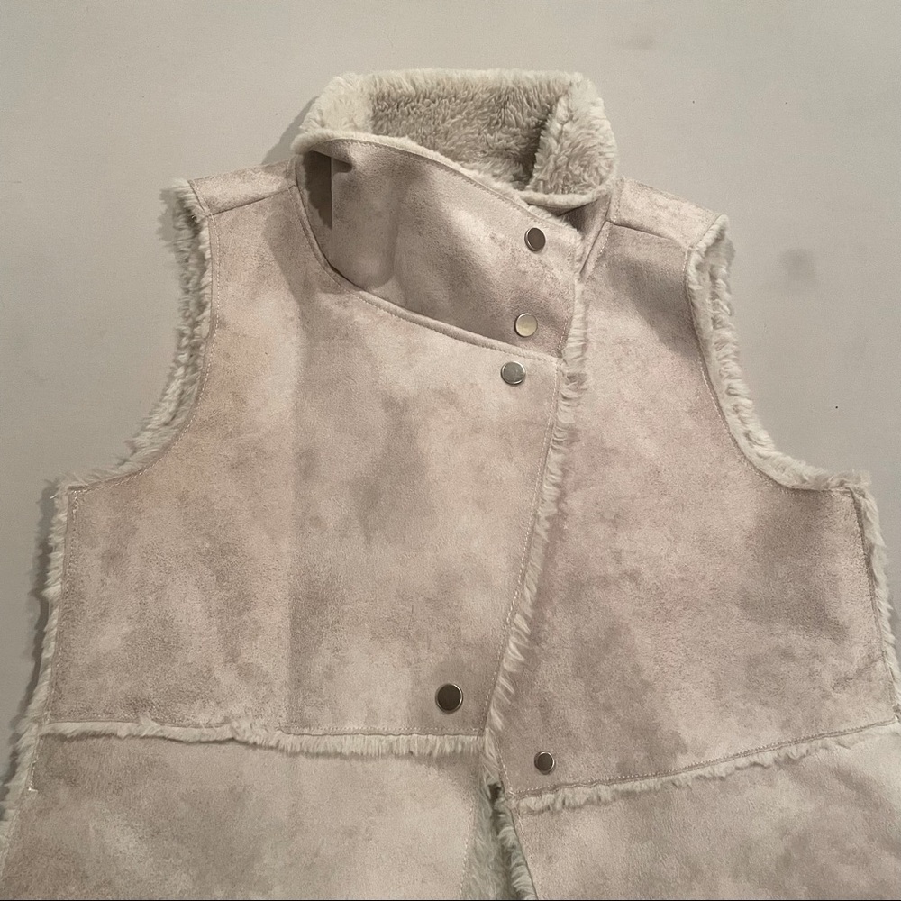Dylan Faux Fur Vest - Picture 3 of 6